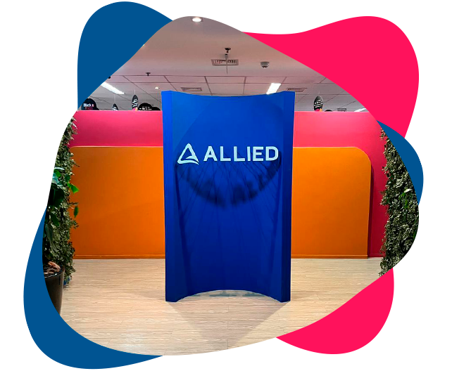 Mulher negra, vestindo uma blusa branca, sorrindo e estendendo sua mão direita como comprimento