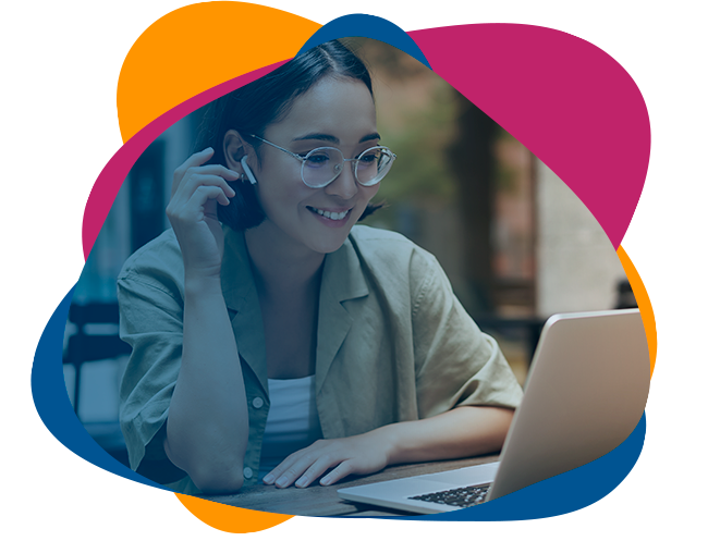 Uma mão masculina segurando um celuar e ilustrações de ícones sobre formas de contato