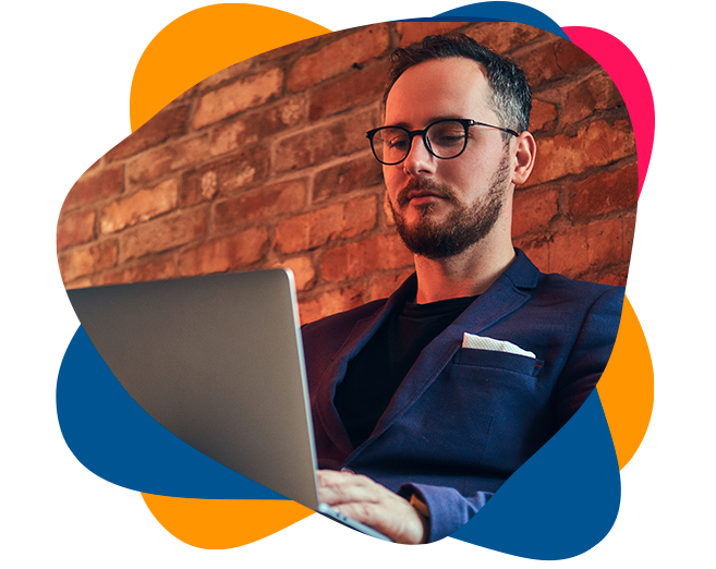 Arte com formas e uma foto com uma mulher negra, vestindo um terno e um homem negro também utilizando um terno, estão sentados em uma mesa realizando uma reunião